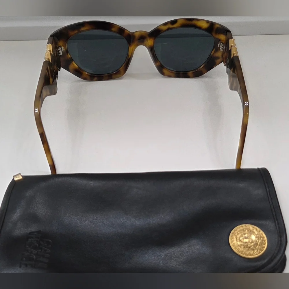 Vintage Gianni Versace Medusa Stud Cat Eye Sunglasses Tortoise w/ Case Italy